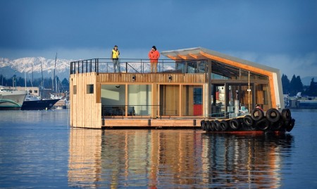 Casa plutitoare in stil modern industrial