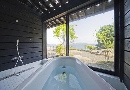 O baie minimalista, dar cu multa lumina naturala, intr-o casa cu  aspect de hambar