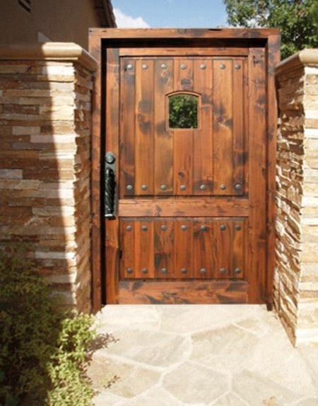 Poarta eleganta din lemn masiv si gard placat cu piatra decorativa