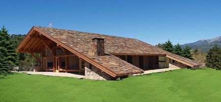 Casa din lemn cu acoperisul din piatra naturala