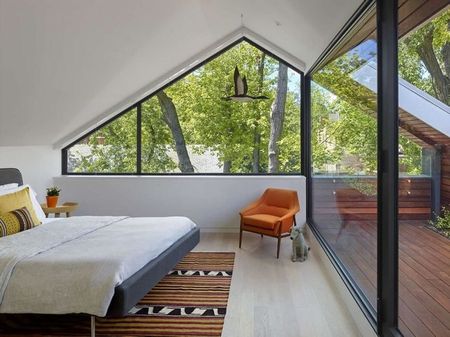 Priveliste superba din dormitorul de la mansarda unei case ecologice moderne