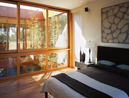 Dormitor modern iluminat natural prin intermediul unei curti interioare