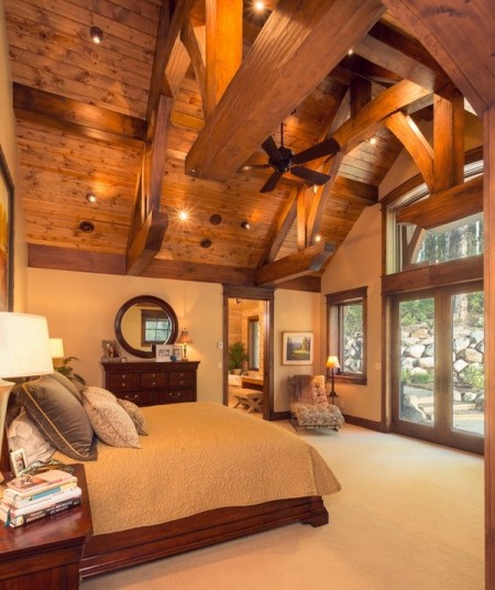 Dormitor clasic intr-o casa din lemn masiv