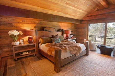 Dormitorul unei case din lemn
