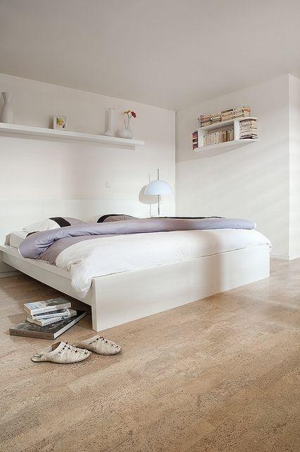 Dormitor alb, minimalist, cu pardoseala din pluta