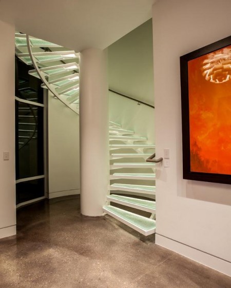 Scara interioara spiralata moderna, cu trepte din sticla si schelet metalic