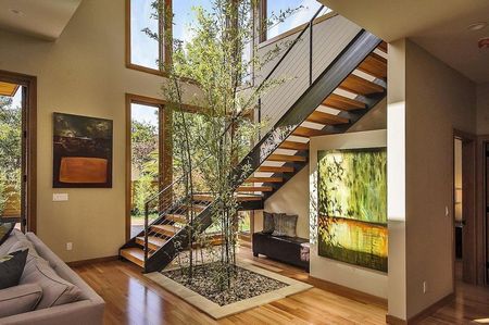 Scara interioara moderna intr-o casa verde prefabricata