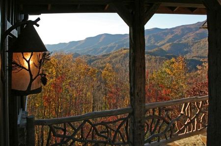 Balcon cu o balustrada rustica din lemn