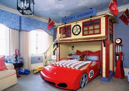 Camera pentru baieti cu pat masina