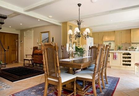 Sufragerie clasica, in culori calde cu masa si scaune din lemn