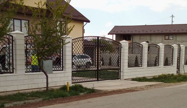 Cum sa alegi modelul de gard din fier forjat in functie de arhitectura casei tale