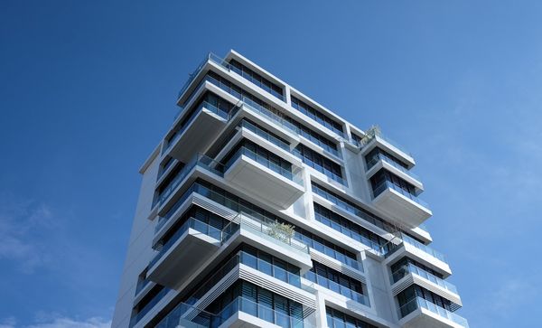 Locuiesti intr-un apartament si iti doresti o oaza de bine? Trei modalitati eficiente pentru a maximiza spatiul restrans de pe balcon