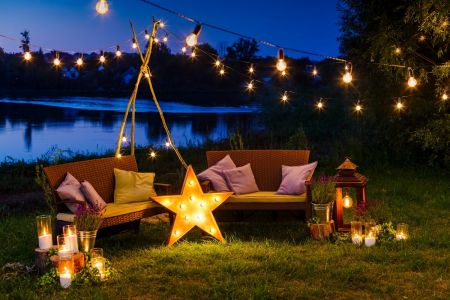 Cum sa creezi un colt de relaxare in gradina ta folosind decoratiuni frumoase