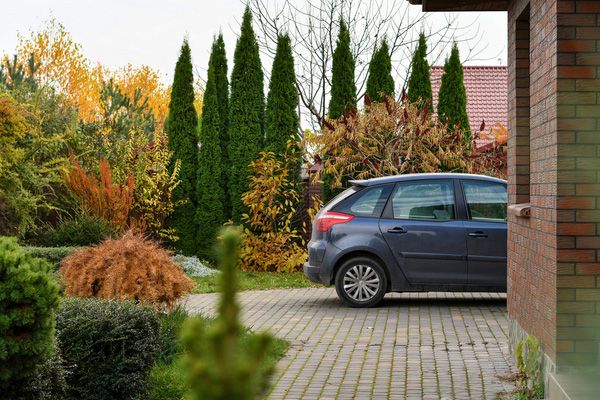 Sfaturi si idei pentru amenajarea locului de parcare din propria curte