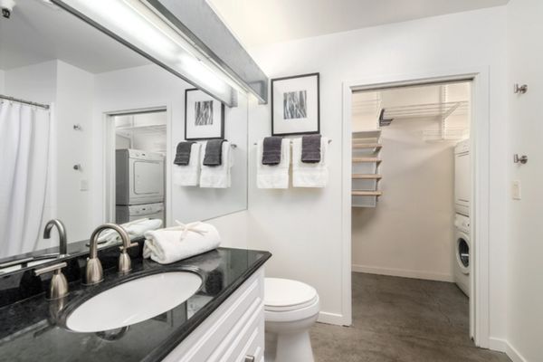 Baie stil industrial-minimalist