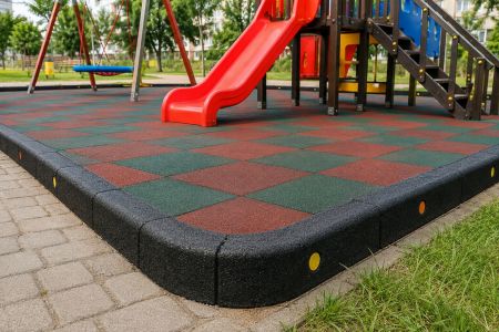 Borduri de cauciuc pentru siguranta la locurile de joaca