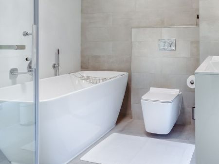 Cum alegi cada, bateria si WC-ul suspendat pentru un decor modern si aerisit