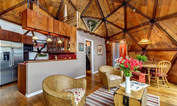 Casa familiala formata din 3 domuri geodezice