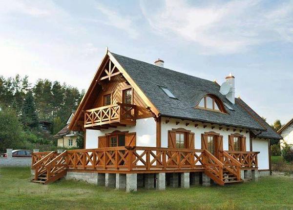 O casa amenajata in stil rustic, care se remarca prin frumusetea finisajelor din lemn