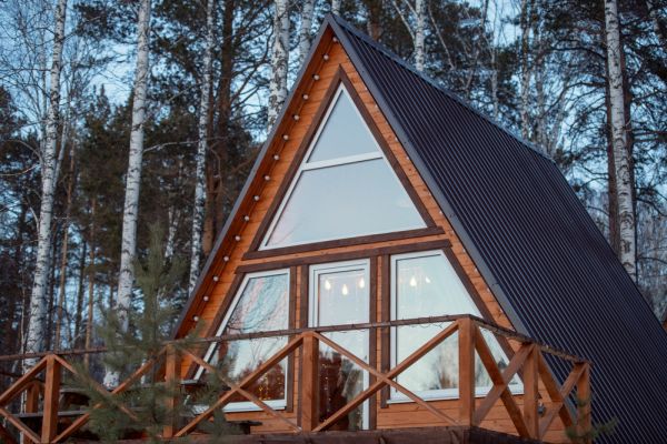 Constructie tip A-Frame - cabana de vis pe malul lacului