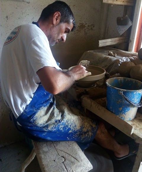 Coin laundry Clamp Judgment La atelierul mesterului olar Viorel Tanasescu din Horezu
