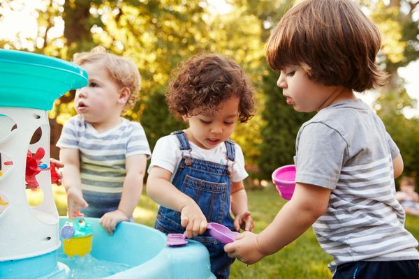 Amenajeaza original zona de joaca pentru copii in curtea casei