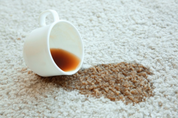 pasi simpli pentru a elimina petele de cafea de pe covor