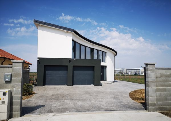 Fatada casa in alb si negru