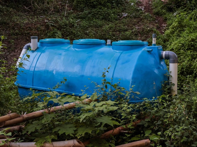Fosa ecologica cu drenaj pentru 4-6 persoane: ce capacitate alegi si cat de des necesita intretinere