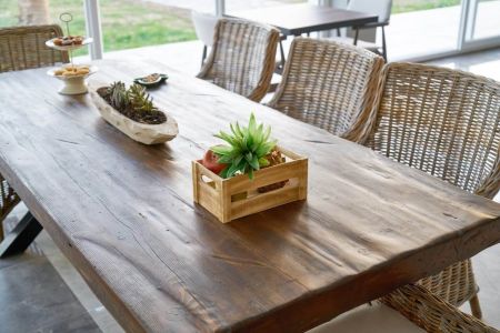 Ghidul complet pentru alegerea materialului perfect pentru masa de dining