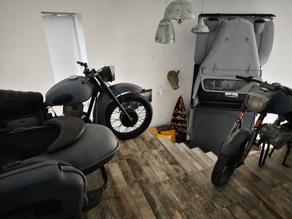 Motociclete in hol