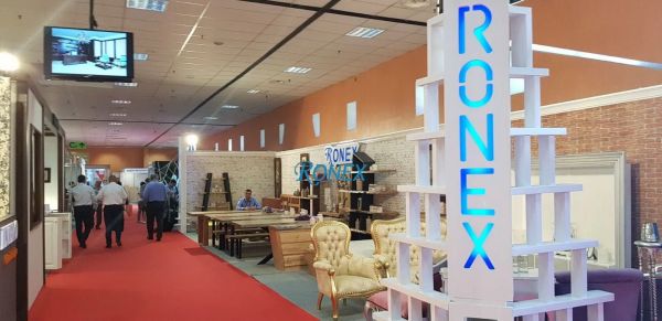 Interior magazin mobila lemn masiv stejar
