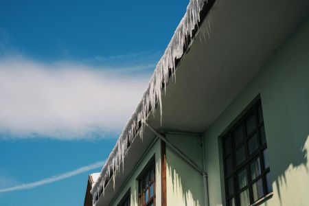 Raspunderea pentru prejudiciile cauzate de acumularile de zapada de pe acoperisul imobilului si cele cauzate de desprinderea turturilor formati pe marginea acoperisului sau pe stresini