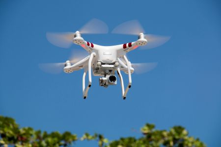 Dronele deasupra gradinii - supraveghere, filmare si intimitate: ce spune legea