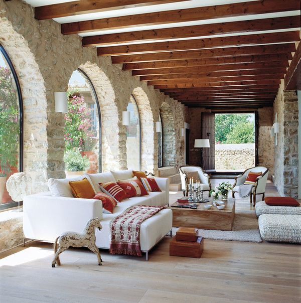 Living modern decorat cu lemn si piatra