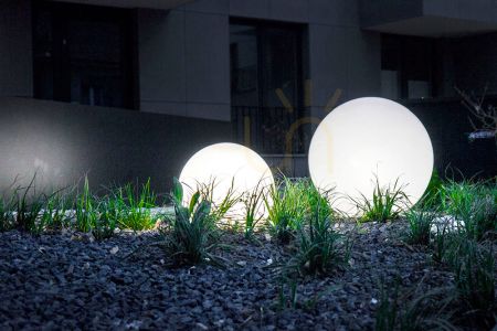 Lumini cu bile de gradina - un mod elegant de a-ti ilumina si infrumuseta spatiul exterior
