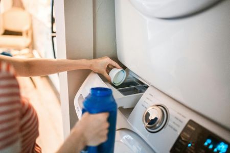 Cum sa iti eficientizezi procesul de spalare a rufelor: sfaturi utile pentru familii ocupate