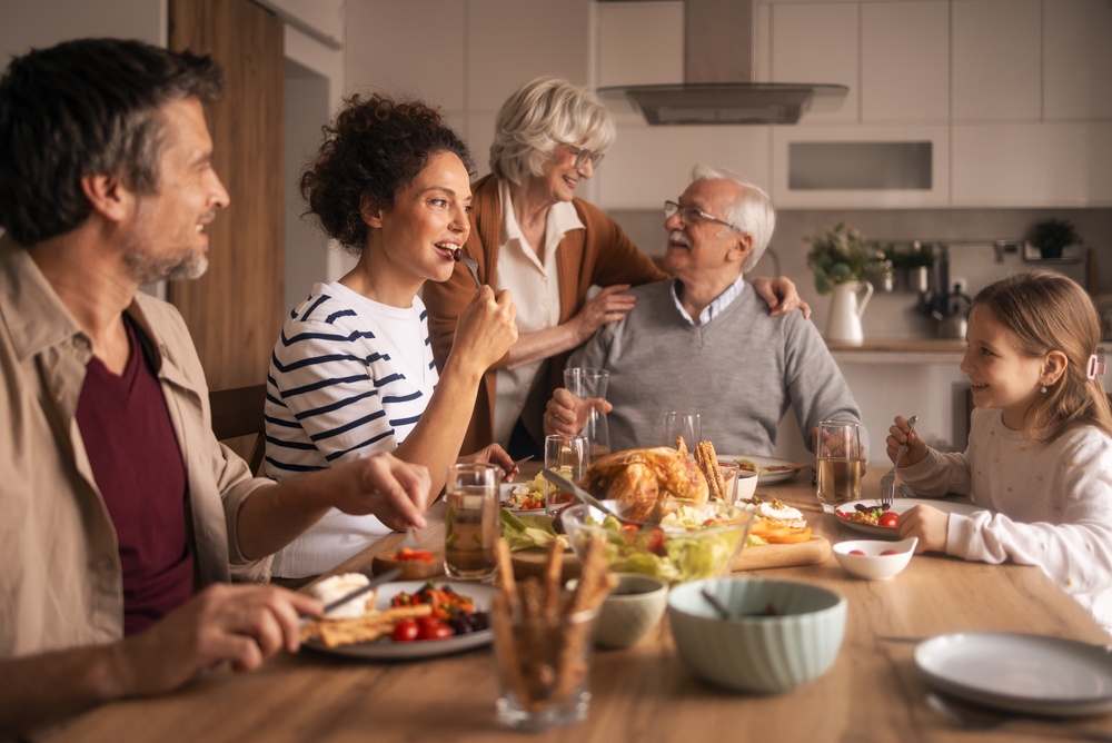 5 motive sa alegi mese extensibile pentru living daca ai o familie numeroasa sau primesti des musafiri