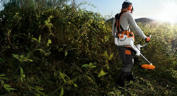 Ultraperformanta in pesiagistica: 30 de metri patrati taiati intr-un minut jumate de motocoasa FS 511 de la STIHL