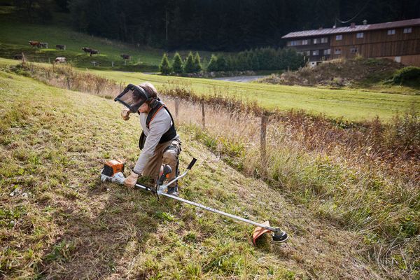 Doua motocoase de mare putere de la STIHL adopta capacitati imbunatatite pentru domeniul de peisagistica