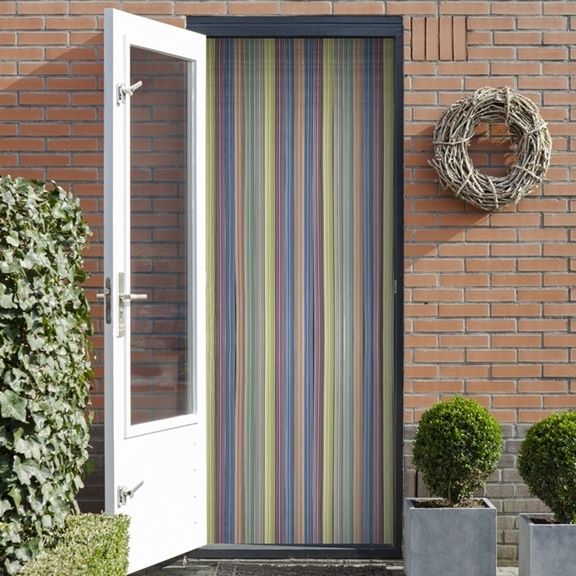 3 modele moderne si practice de perdele pentru usa exterioara
