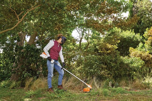 Trei tipuri de motocoase pentru ingrijirea ierbii spatiilor verzi in sistem eco