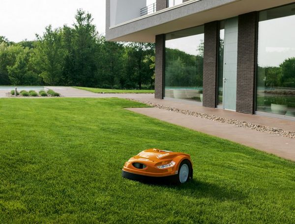 STIHL aduce pe piata un robot de tuns iarba IMow pentru suprafete intre 800 si 5000 mp