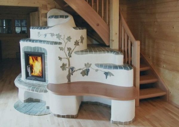 Semineu decorat cu motiv viticol