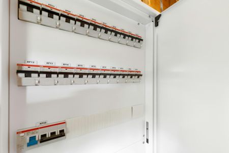 5 semne ca tabloul electric din casa ta are nevoie urgenta de modernizare