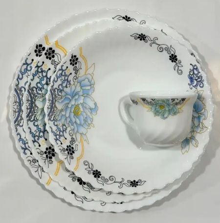 Farfuriile din portelan sau opal: nota de rafinament a meselor festive sau cadoul impresionant