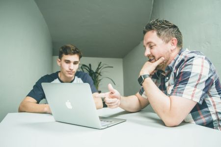 Mentinerea concentrarii pe timpul verii: TOP 6 trucuri pentru un mediu de lucru optim
