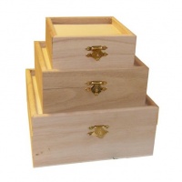 SET 3 CUTII LEMN PATRATE CU CAPAC - SET 3 CUTII LEMN PATRATE CU CAPAC