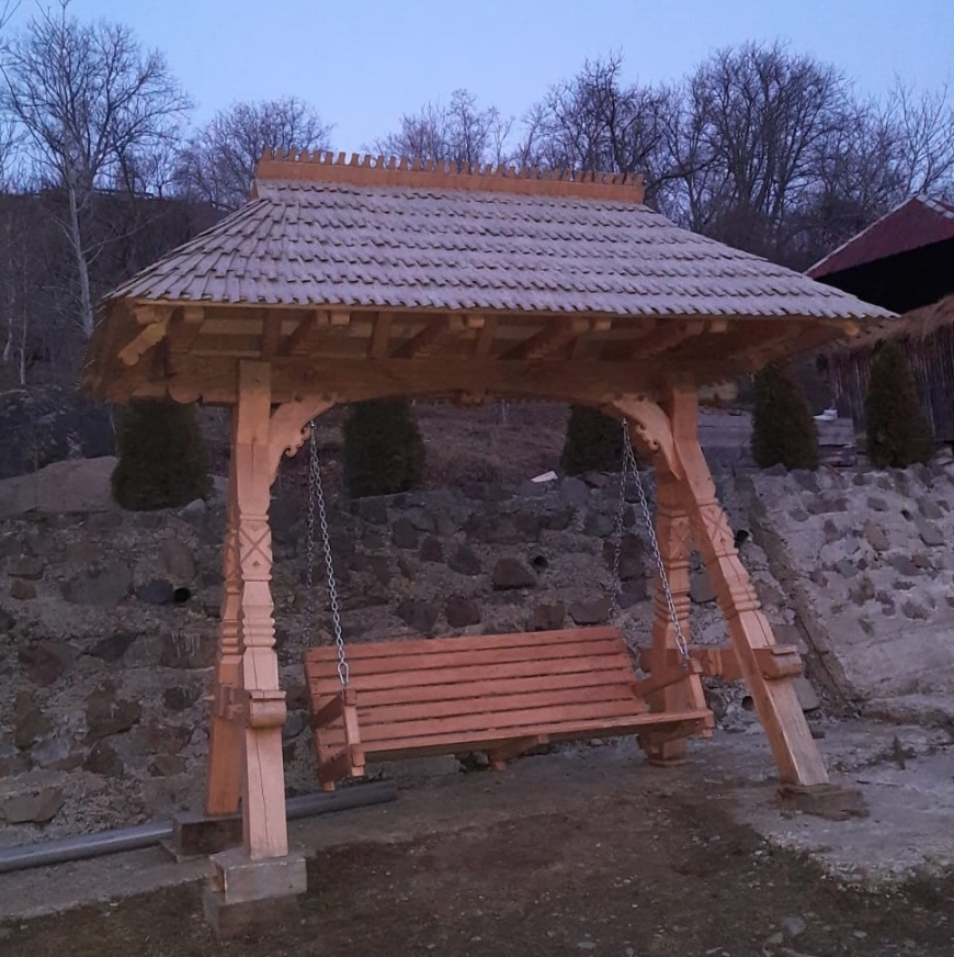 BALANSOAR DE GRADINA DIN LEMN MASIV SCULPTAT SI ACOPERIS DIN SINDRILA