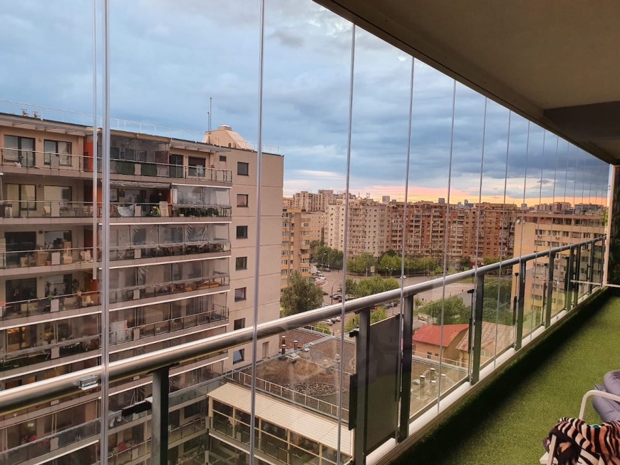 ÎNCHIDERI TERASE șI BALCOANE CU STICLă GLISANTă